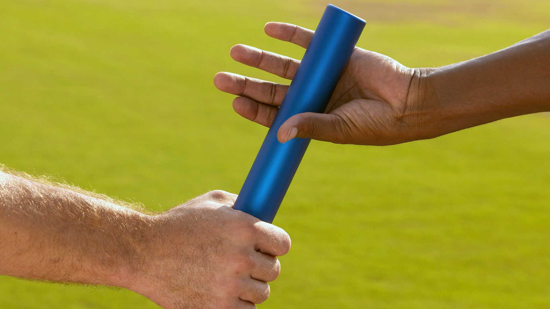 滨海公路日出骑行节 骑行者在海平线第一缕阳光下合影